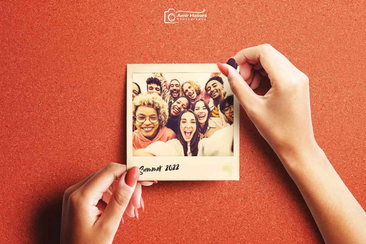 دانلود موکاپ عکس پولاروید روی برد